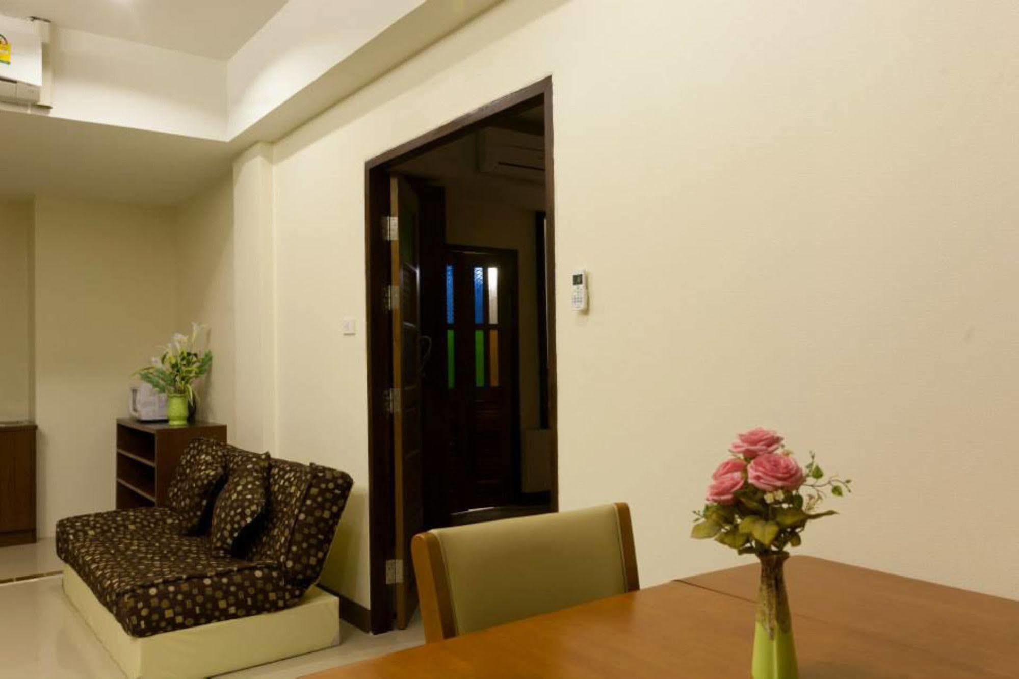 Oyo 233 Sunshine House Hotel Chiang Mai Exterior foto